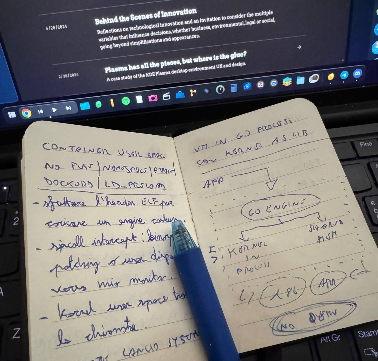 Il quadernino delle idee, aperto sulla tastiera